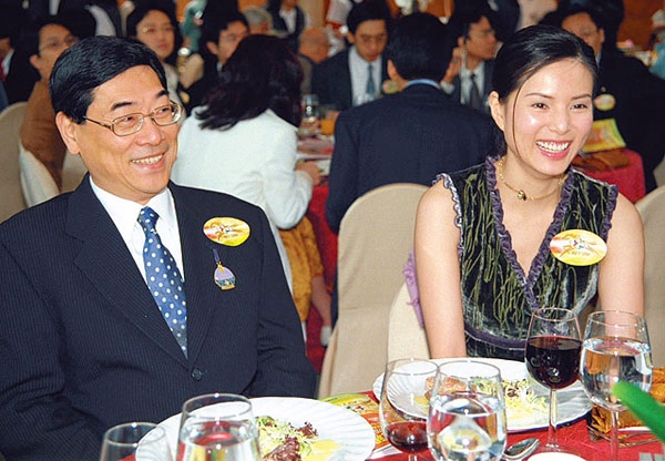 Mối tình này vượt qua 2 thế kỷ, từ năm 1998 đến năm 2008 với nhiều biến động lớn đã khiến người ta thay đổi cái nhìn về Lý Nhược Đồng. Bởi cô không giống như những mỹ nhân cặp đại gia, khi đại gia sạch túi thì vội vàng chia tay. 