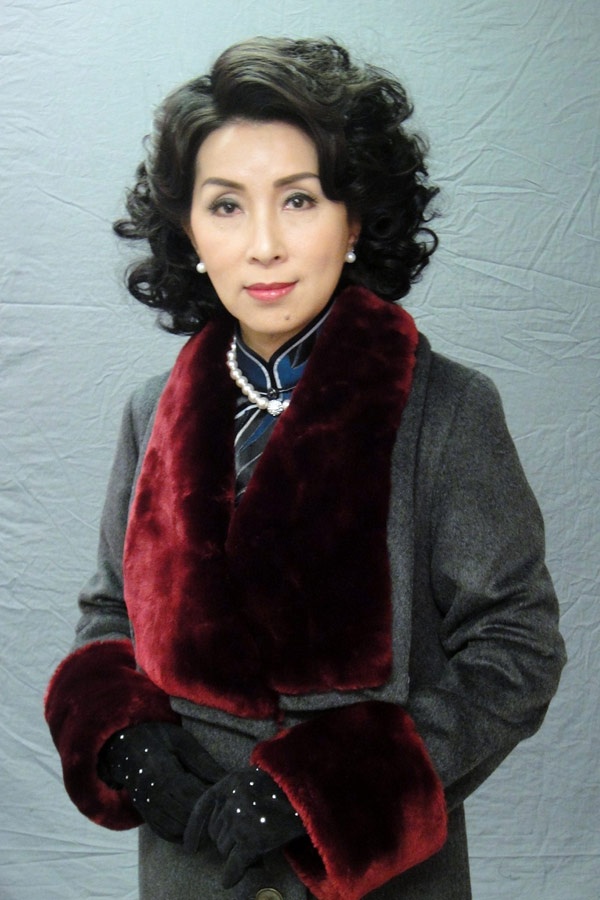 Năm 1995, sau 5 năm chuyển sang kinh doanh, Trần Tú Châu trở lại phim trường nhưng tuổi đời không còn cho cô đóng vai chính, phải chuyển sang vai những bà mẹ trong các phim Tây du ký, Mối tình nồng thắm 3, Đôi đũa lệch, Sóng gió khách sạn… và ấn tượng với hình ảnh Hoàng hậu trong Thâm cung nội chiến. Năm nay, Trần Tú Châu đã 56 tuổi, chưa lập gia đình nhưng có một cậu con trai sinh năm 1999.