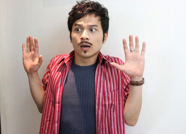 Chàng MC Danh Tùng xuất thân từ một chuyên viên công nghệ thông tin du học ở Ấn Độ về cũng khá đắt show phim. Anh bém duyên với nghệ thuật thứ bảy khi tham gia bộ phim Những cánh hoa bay của đạo diễn Bùi Huy Thuần, rồi tiếp đó là Làm bố thật tuyệt, Con đường hạnh phúc,  Mày râu làm vợ, Xin thề anh nói thật, Ba đám cưới một đời chồng… Trên sân khấu với vai trò MC, Danh Tùng luôn chỉn chu, lịch lãm nhưng qua lĩnh vực phim ảnh, anh thử sức với nhiều loại vai, kể cả diễn hài.