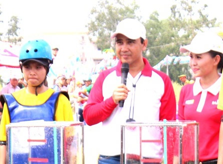 MC Quyen Linh lai phoi nang doi mua cung nong dan ngheo hinh anh