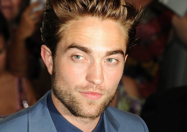 Ma cà rồng Robert Pattinson thú nhận đã từng 6 tuần liền không gội đầu vì “không cần thiết”. Ngoài ra, ngôi sao vạn người mê này còn cho biết anh ít khi dọn dẹp nhà cửa vì đó chỉ là chỗ để ngủ, có làm sạch cũng vậy. Nhiều thành viên của đoàn phim Chạng vạng tiết lộ họ không ít lần suýt chết ngợp vì mùi từ mái tóc lâu ngày không gội của chàng ma cà rồng.