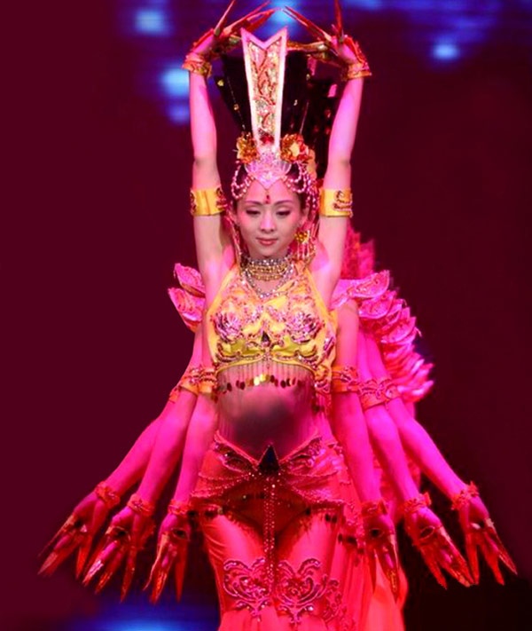 Nghệ sĩ múa khuyết tật Thai Lệ Hoa múa chính trong nhiều lần biểu diễn Quan Âm nghìn tay nghìn mắt.