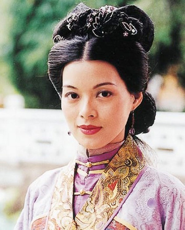 Thế nhưng cũng như lúc bên ATV, khi sự nghiệp vừa tỏa sáng thì sự xuất hiện của lứa diễn viên đàn em Thái Thiếu Phân, Trương Khả Di, Xa Thi Mạn… một lần nữa lại cướp mất cơ hội của Lưu Cẩm Linh. Cô bị chuyển xuống vai thứ, đóng những nhân vật phản diện như Quý phi Điền Thái Điệp trong Trường Bình công chúa hay Quận chúa Tử Hà trong Bí màn bí mật 2…