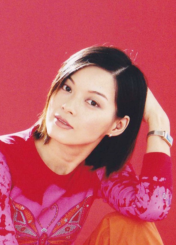 Không có gương mặt sắc nước hương trời, nhưng bằng thực lực của mình, Lưu Cẩm Linh trúng tuyển vào lớp đào tạo diễn viên ATV khóa 7/1990 và ngay trong năm đó, cô có ngay vai nữ chính trong Sự vô tình của luật pháp.