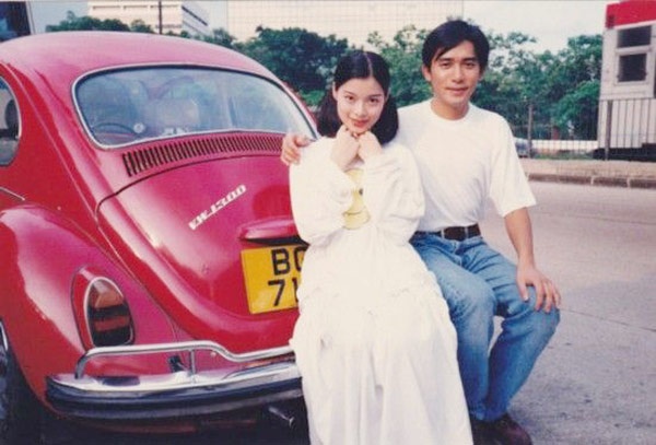 Ngoài phim truyền hình, Lưu Cẩm Linh còn được các đạo diễn điện ảnh chú ý, mời tham gia một số tác phẩm cùng Lương Triều Vỹ (ảnh), Lưu Đức Hoa như Phong trần tam hiệp, Tân tiên hạc thần châm, Thiên trường địa cửu… Dù không phải vai chính nhưng đó là cơ hội giúp cô diễn viên sinh năm 1967 thể hiện tài năng trước khán giả.