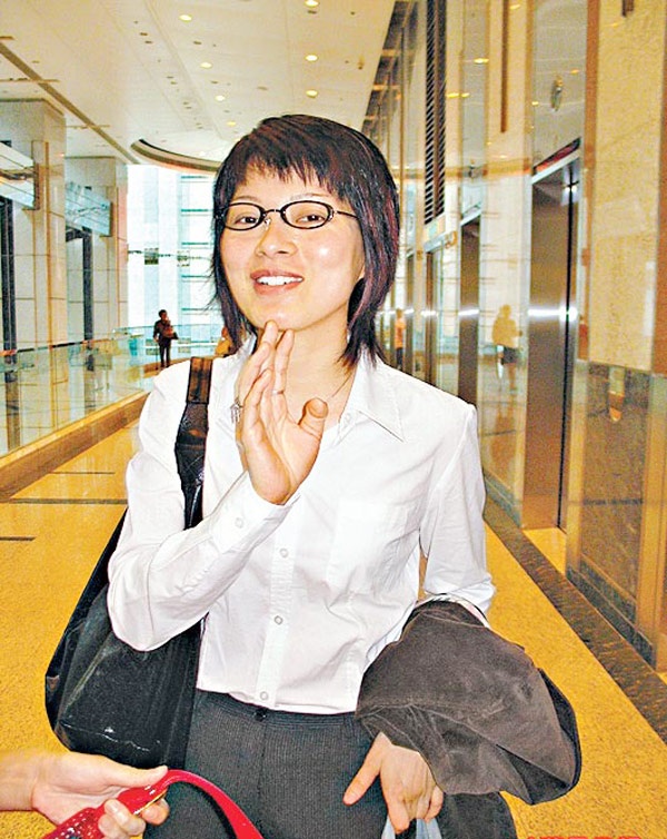 Khoảng 5 năm trở lại đây, Lưu Cẩm Linh gần như đoạn tuyệt với giới nghệ thuật. Theo lời một người bạn cho biết, cô vẫn đang làm nghề bảo hiểm, cuộc sống tốt hơn và không có ý định trở lại phim trường. Tuy nhiên, thỉnh thoảng báo chí lại khơi lại chuyện năm xưa khiến nhiều người hiểu lầm vì ám ảnh mà cô rời khỏi màn ảnh nhỏ.