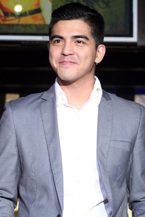 Bộ phim Bóng ma vô hình là vai diễn đưa Mark Herras lên vị trí những ngôi sao hạng A tại xứ sở Manila.