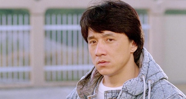 Những năm cuối thập niên 70 ở thế kỷ trước, sau nhiều vai cò con, Thành Long được đạo diễn La Duy đỡ đầu. Ông đến nhờ nhà văn võ hiệp Cổ Long viết một kịch bản “đo ni đóng giày” cho Thành Long, nhưng sau khi gặp mặt, tác giả của Tiêu Thập Nhất Lang thẳng thừng từ chối: “Phim của tôi chỉ dành cho Khương Đại Vệ hay Địch Long”. Điều Cổ Long không thể ngờ là chỉ vài năm sau, Thành Long đã tỏa sáng, trở thành ngôi sao võ thuật châu Á, trong khi 2 ngôi sao được nhắc tên phải sớm về vườn.