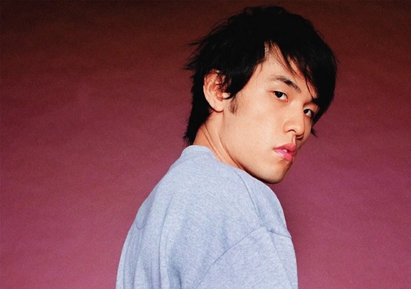 Trước khi nổi tiếng như cồn ở châu Á, Châu Kiệt Luân từng sáng tác nhạc cho nhiều ca sĩ. Bài hát Song tiết côn gắn liền với giọng hát của anh từng được viết riêng cho Trương Tuệ Muội nhưng cô này không chịu hát. Tiếp đó, anh viết nhạc phẩm Giọt nước mắt hiểu biết gửi cho Lưu Đức Hoa, song chàng thiên vương Hong Kong chẳng thèm ngó mắt tới, còn chất vấn tựa bài hát: “Giọt nước mắt hiểu biết là hiểu cái gì?”. Sau này khi đã thành danh, Lưu Đức Hoa có mời Châu Kiệt Luân tham gia liveshow nhưng anh cự tuyệt.