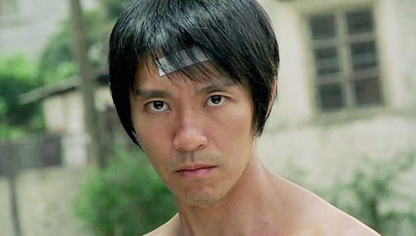 Sau khi bước ra từ lớp đào tạo diễn viên TVB năm 1983, Châu Tinh Trì đã phải đóng quần chúng, quân sĩ, người đi đường trong nhiều bộ phim trong suốt hơn 5 năm trời. Một lần, anh đến bắt chuyện với Trịnh Du Linh, hỏi với điều kiện của mình có nổi tiếng được không. Trịnh Du Linh buông ngay một câu thẳng thắn: “Cậu đừng có nằm mơ!”, khiến Châu Tinh Trì rất sốc và từ lúc thành danh đến nay, anh không thèm nhìn mặt bà chị này.