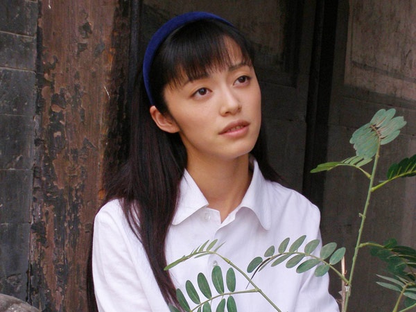 Năm 2006, Diêu Thần lần đầu tiên được đảm nhận vai nữ chính trong bộ phim truyền hình Võ lâm ngoại sử. Do quá căng thẳng nên cô thường xuyên quên thoại, khiến đạo diễn Thượng Kính tức giận hét to: “Học viện điện ảnh Bắc Kinh dạy cô thế nào mà có mấy câu thoại cũng không xong? Cô về trường học lại rồi mới làm nghề”. Mỹ nhân miệng rộng khóc tức tưởi ngay trên phim trường khiến mọi người trong đoàn phim đều thấy tội nghiệp. Tuy nhiên họ không ngờ là Diêu Thần lại nổi tiếng sau khi Võ lâm ngoại sử lên sóng.