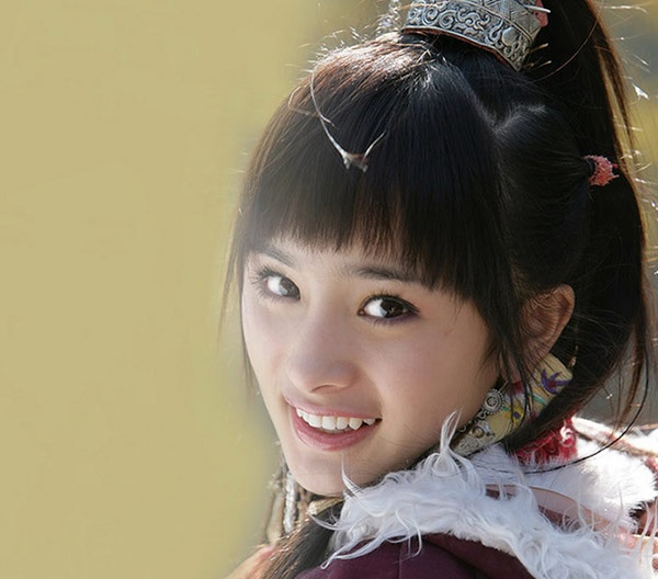 Trong một talkshow, Dương Mịch không khỏi cảm thấy tủi thân khi nhắc lại chuyện năm 15 tuổi, cô bị một đạo diễn nam la mắng khi diễn nhiều lần vẫn không thể làm tốt cảnh khóc. Vị đạo diễn này còn bảo cô không có năng khiếu diễn xuất, đừng theo nghề làm mất thời gian người khác. Chưa hết, nữ đạo diễn Lý Thiếu Hồng còn chê ngôi sao của bộ phim Cổ kiếm kỳ đàm có giọng nói như ngậm cơm trong miệng, khiến khán giả phản cảm.