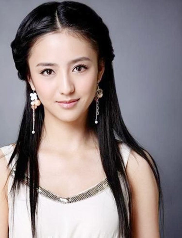 Lúc mới tốt nghiệp Học viện hí kịch Trung ương Trung Quốc, Đồng Lệ Á cùng một vài người bạn tìm đến gặp đạo diễn Triệu Bảo Cương, xin ông một vai nhỏ. Nào ngờ, vị đạo diễn này nhìn thấy là phán ngay: “Gương mặt cô không thể làm diễn viên, nên đổi nghề khác”. Rất sốc vì câu nói của Triệu Bảo Cương nhưng Đồng Lệ Á không bỏ cuộc, cô kiên trì theo đuổi đam mê của mình, để rồi năm 2011 nổi lên với vai Niên Tố Ngôn trong bộ phim truyền hình Cung tỏa tâm ngọc.