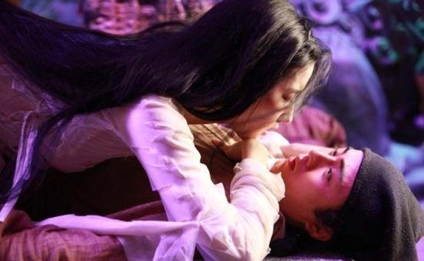 Ngoài Cổ Thiên Lạc, nhân vật Nhiếp Tiểu Thiện trong phim Thiện nữ u hồn còn cưỡng hôn chàng thư sinh do Dư Thiếu Quần đóng.