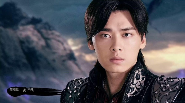 Lý Dịch Phong được đánh giá là hiện tượng trên màn ảnh Hoa ngữ năm nay, vì sau nhiều năm mờ nhạt, anh bất ngờ tỏa sáng khi đảm nhận vai chính Bách Lý Đồ Tô trong bộ phim cổ trang ăn khách nhất năm 2014 Cổ kiếm kỳ đàm. Không có gương mặt công tử bột, anh mang vẻ đẹp của một chàng trai hiện đại, mạnh mẽ và cá tính.