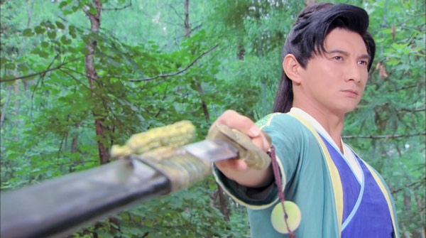 Nếu như trước đây, khán giả luôn nhắc đến vai Tứ A Ca của Ngô Kỳ Long trong phim Bộ bộ kinh tâm thì bây giờ, tên tuổi anh còn gắn liền với hình ảnh chàng giang hồ hiệp khách, mật thám, nhân sư Liễu Ngạo Thiên trong tác phẩm cổ trang hài ăn khách Vi sư sắc sảo. Không còn vẻ trầm buồn của Tứ A Ca, Liễu Ngạo Thiên mang đến cho khán giả nhiều tiếng cười. Tuy đã 44 tuổi nhưng Ngô Kỳ Long trên màn ảnh vẫn trẻ trung, hấp dẫn.