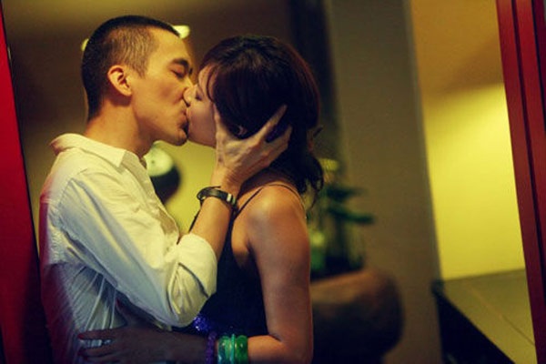 Từng được biết đến như nữ đạo diễn trẻ tài năng với những tác phẩm kết hợp thành công 2 yếu tố nghệ thuật và thương mại nên khi Tư Tịnh Lội vừa dàn dựng vừa đảm nhận vai nữ chính có những cảnh trút bỏ hết trang phục trong phim Nhật ký lên chức của Đỗ La La (2010), nhiều fan đã sửng sốt. Điều đáng buồn là cô lại dùng những hình ảnh nóng bỏng để quảng bá cho phim.