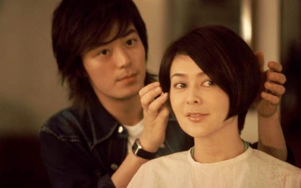 Tham gia bộ phim Làm tóc (2005), Quan Chi Lâm đã 43 tuổi nhưng lại đóng một cảnh rực lửa với Hoắc Kiến Hoa. Tuy phải uống hết một chai rượu để có đủ bình tĩnh diễn cảnh giường chiếu với diễn viên đàn em, song hiệu quả ra rạp không được như ý. Nhiều người chê cảnh quay quá tự nhiên chủ nghĩa, khiến nàng mỹ nhân Hong Kong buồn suốt một thời gian dài và từ đó đến nay không tham gia thêm bất cứ bộ phim nào khác.