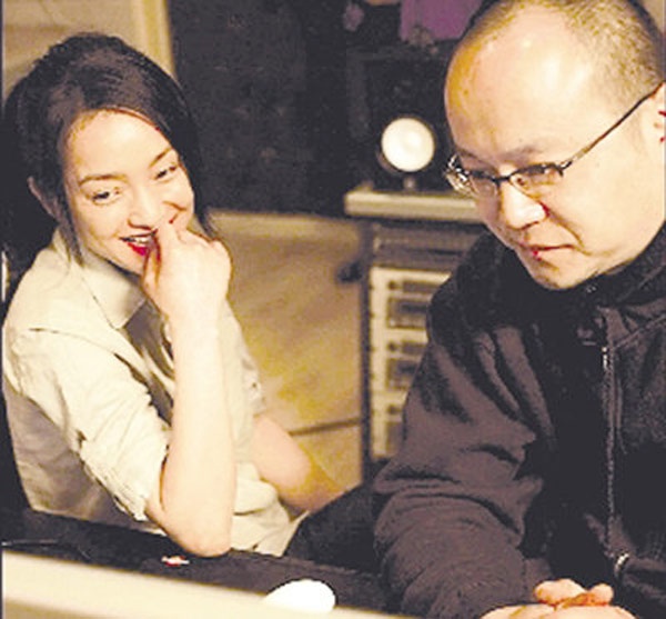 Mối tình của Châu Tấn với Đậu Bằng - em họ Đậu Duy, chồng cũ Vương Phi bắt đầu từ năm 1993, kéo dài 5 năm thì kết thúc vì sự nghiệp âm nhạc của chàng không như ý, trong khi tên tuổi nàng lại đình đám. Đậu Bằng muốn có một người vợ chăm lo chuyện bếp núc, còn Châu Tấn lại đặt mục tiêu cao hơn trên đường nghệ thuật nên chia tay là quyết định sáng suốt nhất.