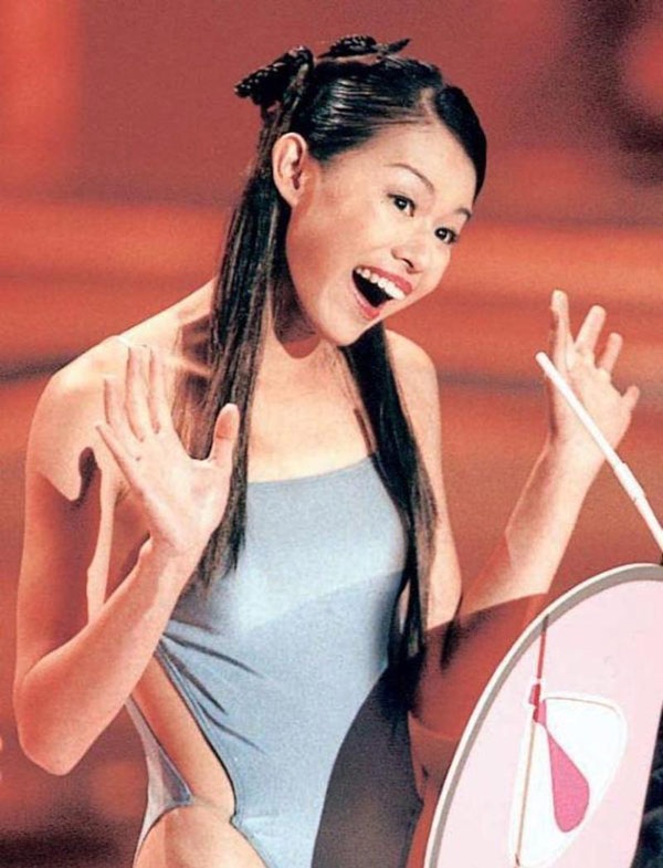 Hồ Hạnh Nhi tại cuộc thi Hoa hậu Hong Kong 1999.
