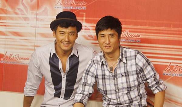 2 anh em Hồ Binh (trái) và Hồ Đông (phải).