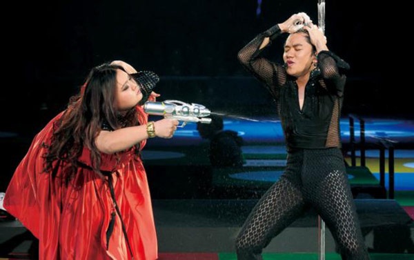 Trong thời gian làm nhân viên điều động cho một công ty chuyên cung cấp diễn viên quần chúng cho các đoàn phim, Trần Gia Giai cũng vài lần có cơ hội đóng phim. Năm 2009, khi tham gia một vai trong bộ phim điện ảnh hài Chàng lùn đa tình, cô làm quen với nam diễn viên Vương Tổ Lam, được anh mời góp mặt trong một tiết mục trong liveshow hài của mình. 