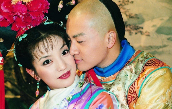 Năm 1998, khi vẫn đang theo học tại Học viện điện ảnh Bắc Kinh, Triệu Vy đã lọt vào mắt xanh của nữ văn sĩ Quỳnh Dao, thay thế nữ diễn viên Đài Loan Lý Đình Nghi đảm nhận vai Tiểu Yến Tử trong bộ phim truyền hình Hoàn Châu cách cách. Hình ảnh nàng Tiểu Yến Tử đáng yêu, tính tình ngổ ngáo đã được cô thể hiện sinh động, tạo nên cơn sốt trên màn ảnh nhỏ châu Á. Suốt 16 năm qua, tên tuổi của Triệu Vy luôn gắn liền với nhân vật Tiểu Yến Tử, không ai có thể thay thế.