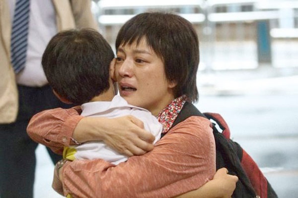 Sau hơn 2 năm vắng mặt trên màn ảnh rộng kể từ bộ phim Họa bị 2, mới đây Triệu Vy tái ngộ khán giả với vai trò diễn viên, chấp nhận làm xấu hình ảnh của mình để hóa thân vào vai Lý Hồng Cầm - một bà mẹ quê lặn lội lên thành phố tìm con trai thất lạc nhiều năm trong bộ phim Con yêu dấu (Dearest). Nhân vật này được xem là ứng viên nặng ký tranh giải Ảnh hậu Kim Mã - Nữ diễn viên chính xuất sắc nhất tại LHP Kim Mã (Đài Loan) sẽ công bố vào ngày 22/11 tới đây.