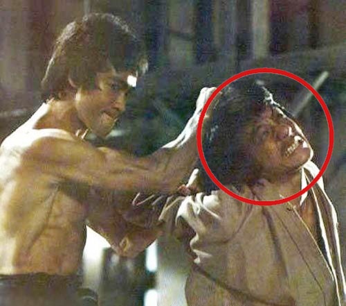 Thành Long bị Lý Tiểu Long đánh te tua trong phim Long tranh hổ đấu (1973).