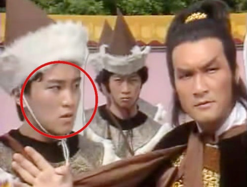 Trong năm 1982, Châu Tinh Trì đóng 7 vai quần chúng, ảnh trên trong phim Tô Khất Nhi, còn ảnh dưới là quân sĩ trong Thiên long bát bộ.