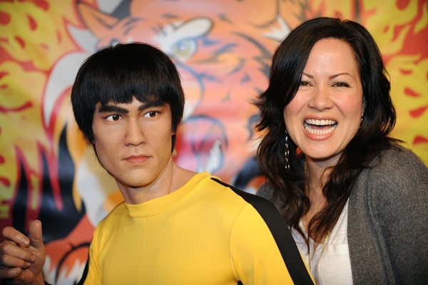 Lý Hương Ngưng bên tượng sáp của cha ở Hong Kong.