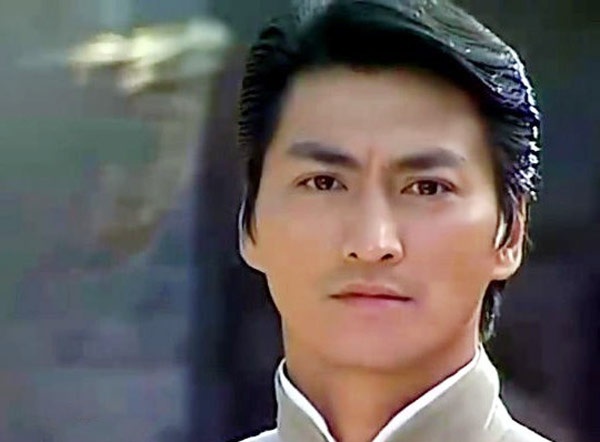 Có một điều thú vị là Hà Gia Kính rất có duyên với những nhân vật lịch sử, huyền thoại hoặc rất được khán giả yêu thích. Có thể kể đến như Trương Tam Phong, Triển Chiêu, Hoa Anh Hùng, Nhạc Phi (phim 8 ngàn dặm đường mây và trăng), Trần Gia Lạc (phim Thư kiếm ân cừu lục)… Và hình ảnh quyền sư Mã Vĩnh Trinh cuối đời nhà Thanh (Trung Hoa) cũng từng được Hà Gia Kính thể hiện sinh động trong 2 phần của tác phẩm cùng tên lên sóng năm 1998.