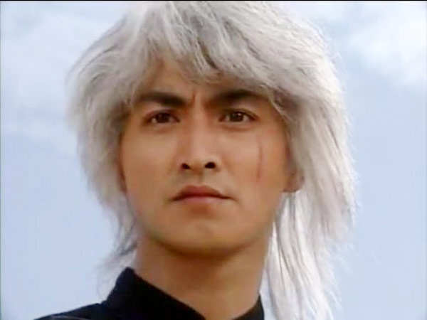 Xuất thân từ lớp đào tạo diễn viên ATV (Hong Kong), Hà Gia Kính là diễn viên may mắn vì với tác phẩm đầu tay Đại tướng quân (1983), anh đã được đóng vai chính cùng mỹ nhân Quan Chi Lâm. Tuy nhiên, phải mất 7 năm, tên tuổi Hà Gia Kính mới bật sáng khi đảm nhận nhân vật Hoa Anh Hùng trong bộ phim chuyển thể từ truyện tranh nổi tiếng Trung Hoa anh hùng ra mắt năm 1989. Tạo hình với mái tóc bạc lãng tử của anh về sau đã trở thành khuôn mẫu cho những sản phẩm ăn theo bộ phim.