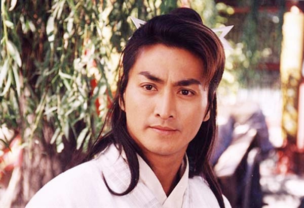 Thành công quá lớn của Triển Chiêu khiến Hà Gia Kính gặp nhiều khó khăn và chính bản thân anh cũng từng thừa nhận sự nghiệp của mình sẽ không bao giờ có được một vai diễn vượt qua được cái bóng Triển đại hiệp. Tuy nhiên, với fan hâm mộ, nhân vật Quách Húc - thiếu cục chủ của Trường Phong tiêu cục, tính tình phong lưu phóng khoáng, lịch sự từ tốn, trọng tình trọng nghĩa trong series Bảo tiêu (1998) gồm 3 phần cũng xứng đáng đóng dấu đỏ vào tiểu sử nghệ thuật của Hà Gia Kính.