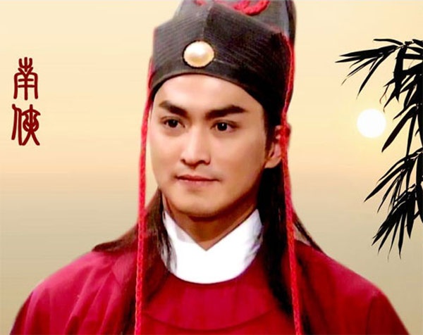 Năm 1993, Hà Gia Kính cùng Kim Siêu Quần, Phạm Hồng Hiên đã tái hiện sinh động bộ ba nổi tiếng trong lịch sử gồm Triển Chiêu, Bao Công và Công Tôn Sách trong loạt phim Bao thanh thiên nổi đình nổi đám, tạo cơn chấn động mạnh khắp châu Á. Ở tuổi 34, hình ảnh chàng đại hiệp áo đỏ qua nhân dáng đẹp trai của Hà Gia Kính khiến nhiều fan nữ mê mệt. Có thể xem Triển Chiêu là vai diễn đỉnh cao của anh, dù sau đó xuất hiện nhiều phiên bản Triển Chiêu khác, song không ai có thể xóa mờ ấn tượng của Hà Gia Kính.