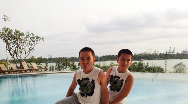 2 anh em Bee Trần và Bop Trần ngoài đời.