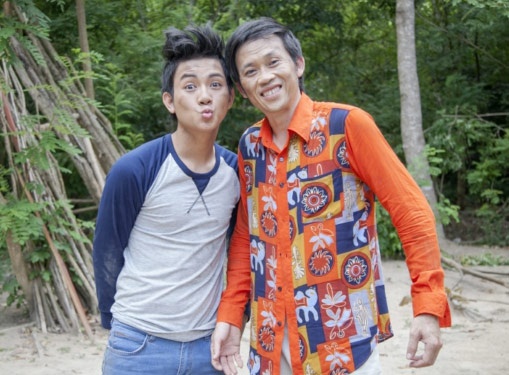 Hoai Linh dung do Hoai Lam o WC trong phim moi hinh anh