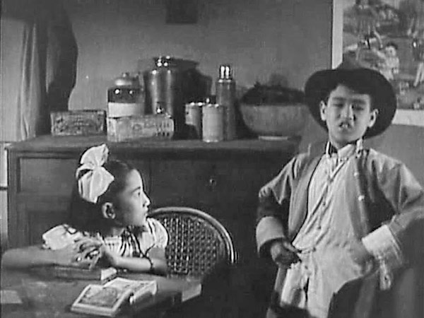 Lý Hải Tuyền là một nghệ sĩ có tiếng ở Hong Kong, thỉnh thoảng có khách trong nghề đến viếng thăm, thấy Lý Tiểu Long dạn dĩ, lém lĩnh, họ xin cho cậu bé đóng vai trẻ con trong các phim Phú quý phù vân (1948), Mộng lý Tây Thi, Phàn Lê Huê (1949)… 