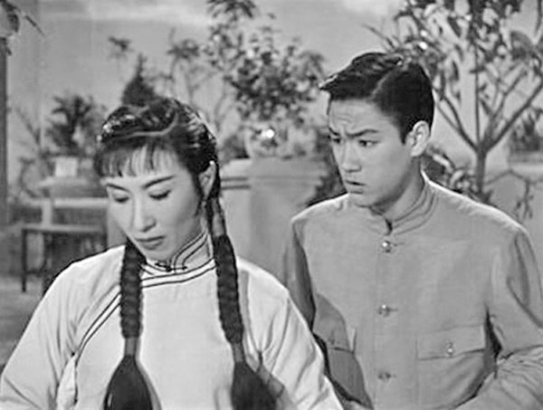 Năm 1957, 17 tuổi, Lý Tiểu Long thoát khỏi hình ảnh sao nhí, đóng vai người lớn - cậu ấm Chu Xung trong bộ phim Lôi vũ. 