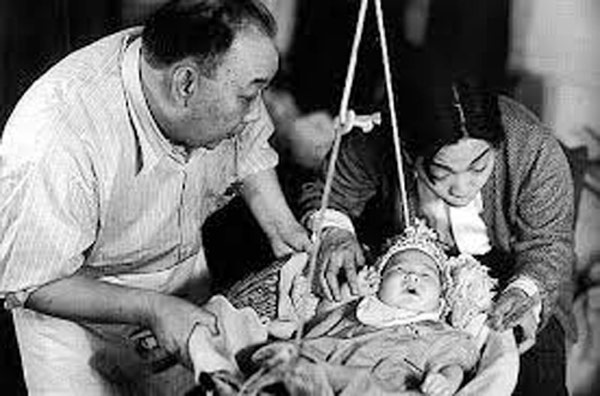 Cậu bé trong nôi là Lý Tiểu Long, mới 3 tháng tuổi nhưng đã được bố - nghệ sĩ hài Việt kịch Lý Hải Tuyền cho tham gia bộ phim Kim môn nữ (1941). Có thể xem đó là vai diễn đầu đời của một siêu sao sau này.