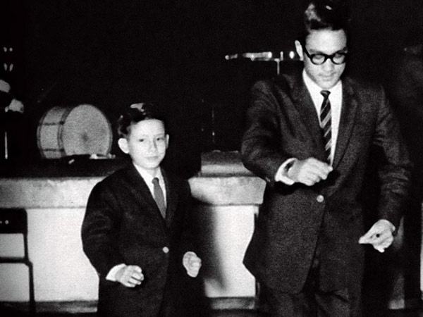 Và cũng trong năm 1957, Lý Tiểu Long tham gia và giành giải Quán quân cuộc thi nhảy Cha cha cha toàn Hong Kong. Điều khiến người ta ngạc nhiên là thay vì nhảy với một bạn nữ, Lý Tiểu Long lại chọn cậu em trai Lý Chấn Huy. Sau này, Lý Chấn Huy tiết lộ, vì lúc ấy Lý Tiểu Long cùng lúc… có 3 bạn gái, không thể nhảy với người này bỏ người kia nên cách an toàn nhất là nhảy với em trai.