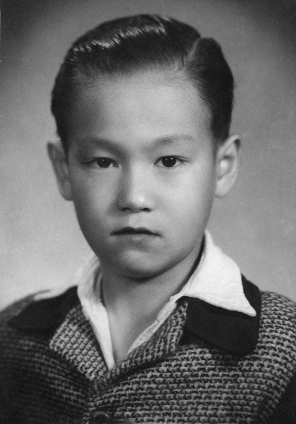 Theo lời kể của em trai Lý Chấn Huy, tuy lúc ấy còn bé, song Lý Tiểu Long đã biết chải chuốt, luôn nghĩ mình đẹp trai nên đi đứng ngông nghênh nhằm tạo sự chú ý của các cô gái. Chúng bạn đồng trang lứa thấy chướng mắt nên đến gây sự, thế là choảng nhau. Do từng được cha chỉ dạy Thái cực quyền nên Tiểu Phụng đã hạ đo ván đối thủ một cách dễ dàng.