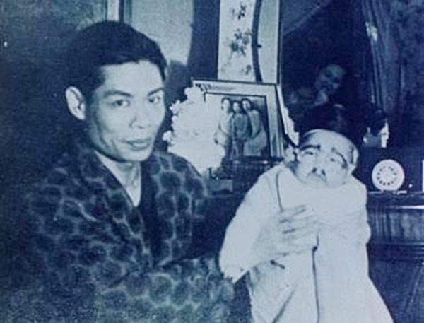 Đặt cho con tên Tiểu Phụng nhưng ông Lý Hải Tuyền lại muốn Lý Tiểu Long lớn lên phải là một chàng trai mạnh mẽ, nên lúc còn bé, anh được cha vẽ mày, vẽ râu lên mặt.