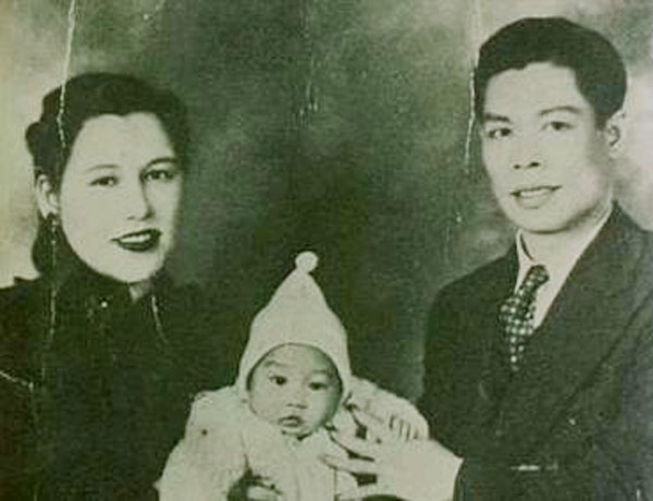 Trước Lý Tiểu Long, ông bà Lý Hải Tuyền - Hà Ái Du có sinh một con trai nhưng không may qua đời sớm, theo họ là “bị ma bắt”. Vì thế, khi Lý Tiểu Long chào đời, ngoài tên khai sinh Lý Chấn Phan, anh còn được đặt tên tục rất nữ tính - Tiểu Phụng (tiếng Quảng là Tế Phụng) với hy vọng “ma” tưởng nhầm là con gái, không bắt đi.