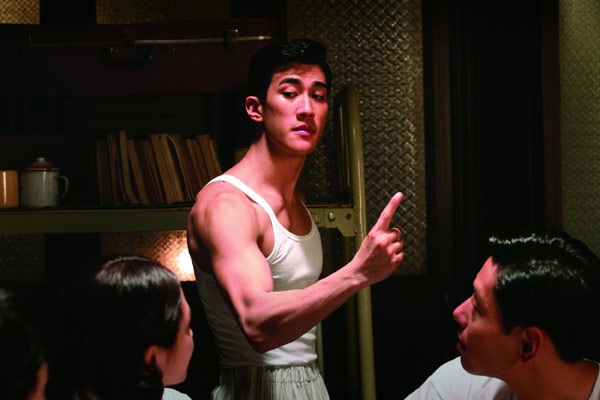 Trần Quốc Khôn và Lý Trị Đình cố gắng thể hiện thần thái của Lý Tiểu Long.