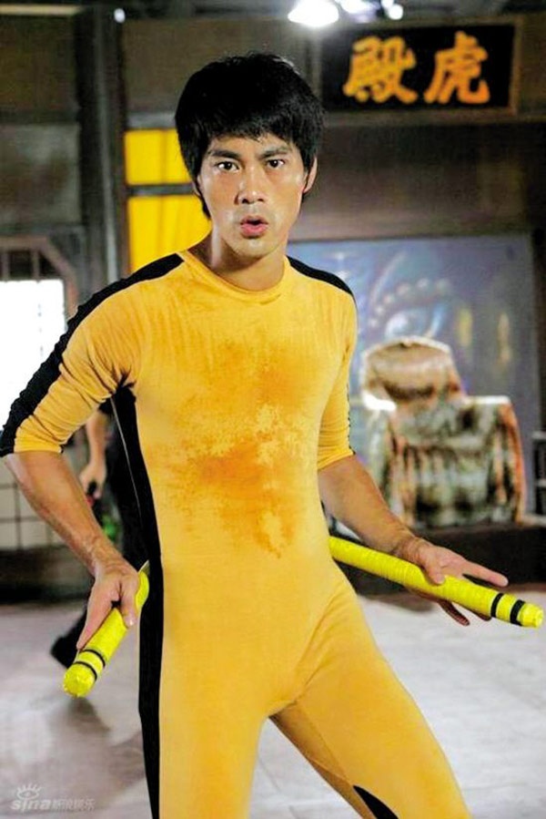 Trần Quốc Khôn tái hiện lại cảnh diễn kinh điển của Lý Tiểu Long trong bộ phim cuối cùng Tử vong du hí.