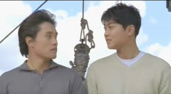 Trong bộ phim Bungee Jumping of Their Own (2001), nhân vật bạn gái của thầy giáo In Woo do Lee Byung Hun đóng sau khi qua đời đã chuyển thế thành nam - Hyeon Bin (Yeo Hyeon Soo thể hiện), khiến họ có mối quan hệ khác lạ vì cậu học trò này quá giống với tình đầu đã mất.