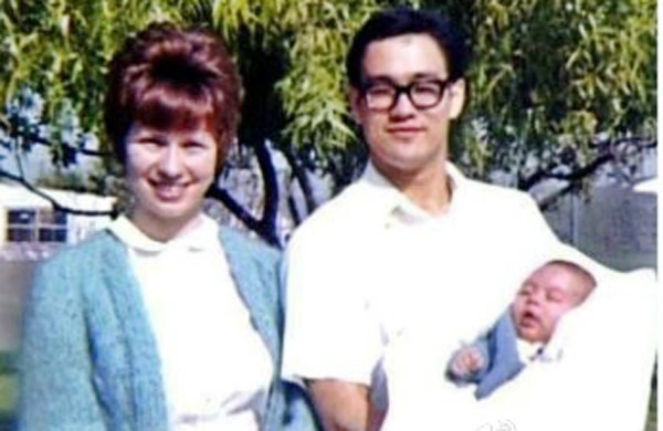 Trên màn ảnh, Lý Tiểu Long luôn khai thác ánh mắt sắc lạnh của mình để uy hiếp đối phương, nhưng ít ai biết được anh bị cận thị rất nặng, lên đến 500 độ (tương đương với 5 diopter). Cho rằng đeo kính cận không đẹp nên Lý Tiểu Long luôn mang kính áp tròng hoặc mang kính mát cận.