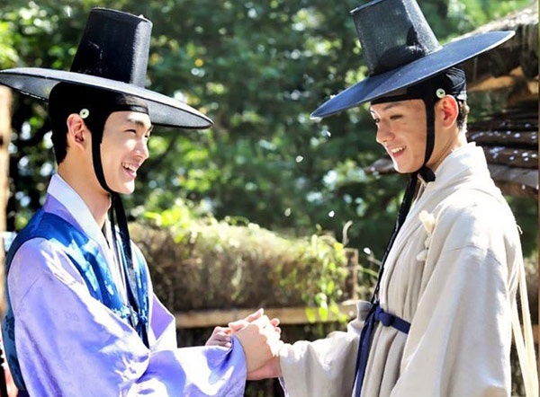 Bộ phim truyền hình MBC The Diary of Heong Yeong Dang đang khiến dư luận khán giả Hàn Quốc xôn xao khi cho chàng công tử thời Joseon có tình cảm với người em trai cùng cha khác mẹ do Im Joo Hwan và Lee Won Gun đóng.