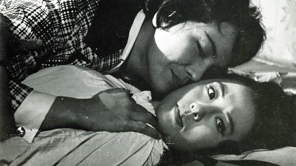 Lần đầu tiên, hình ảnh đồng tính xuất hiện trên màn ảnh Hàn Quốc trong bộ phim điện ảnh Jitu (1960), kể về mối tình của 2 chị em kết nghĩa, từng gây chấn động dư luận thời ấy.